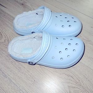 Women’s sky blue size 6 fuzzy crocs